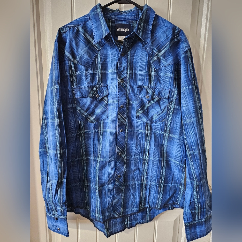 Wrangler blue plaid snap button-down. Men's large.